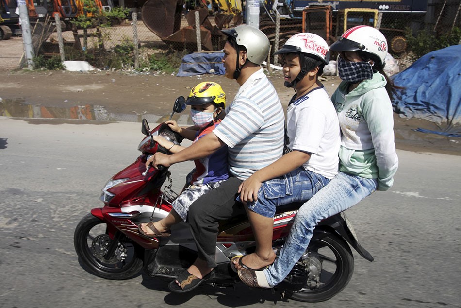 Name:  Family-on-a-scooter-in-vietnam.jpg
Views: 377
Size:  177.9 KB